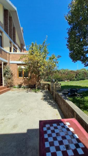 Casa grande con jardín